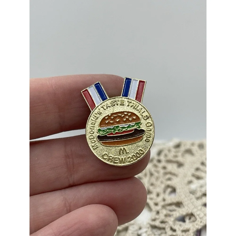 McDonald's Crew Employee Pin - Taste Trials Game Crew 2000‎ Burger Award Ribbon